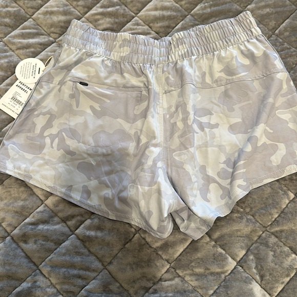 NWT 🏃♀️ Vuori | Dash Short - Pale Grey Camo - Picture 8 of 8
